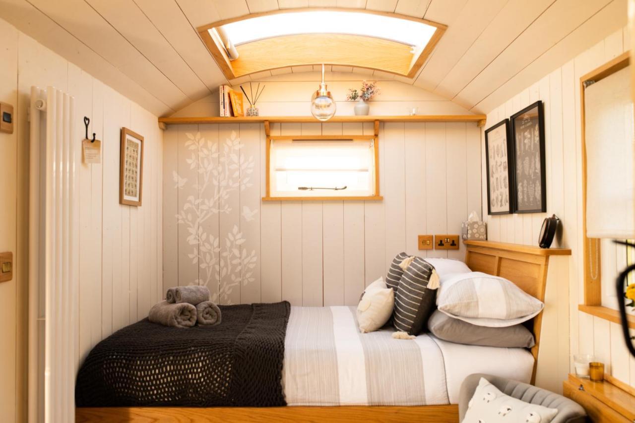 Harrys Hideout - Shepherd'S Huts At Harrys Cottages Pen-y-Clawdd Exteriör bild