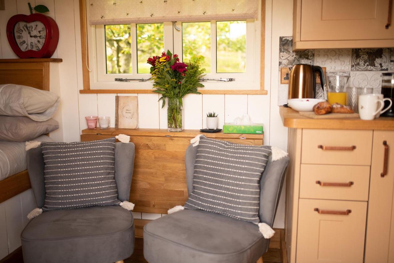 Harrys Hideout - Shepherd'S Huts At Harrys Cottages Pen-y-Clawdd Exteriör bild