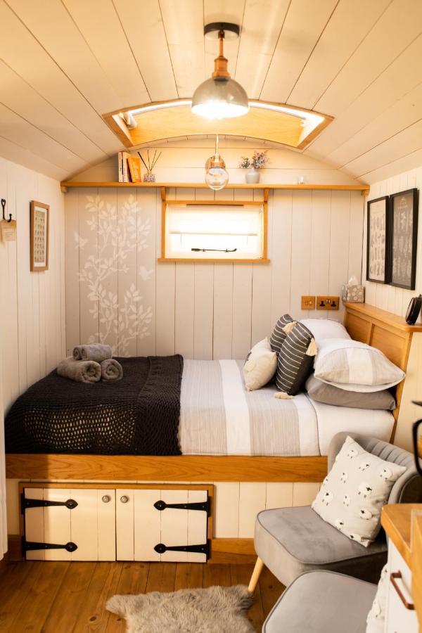 Harrys Hideout - Shepherd'S Huts At Harrys Cottages Pen-y-Clawdd Exteriör bild
