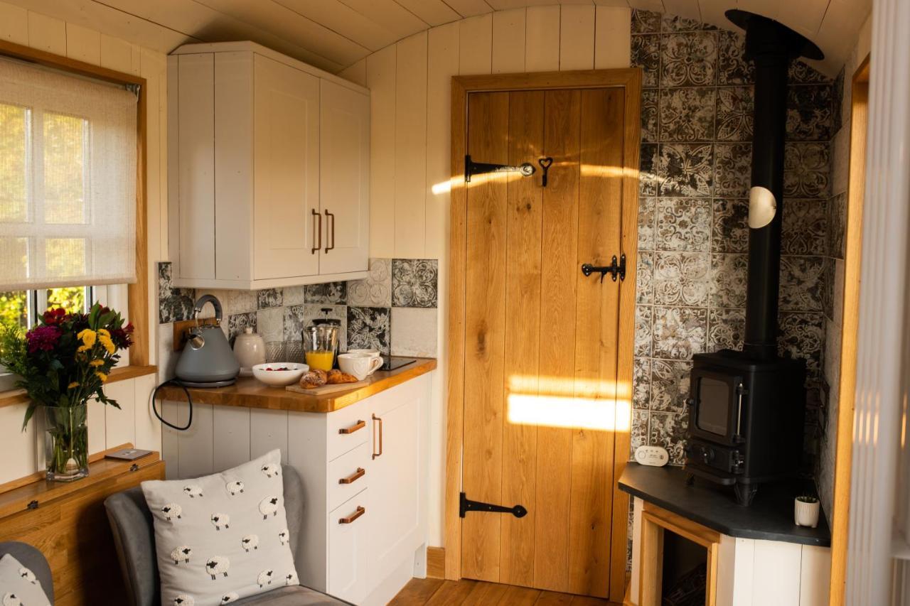 Harrys Hideout - Shepherd'S Huts At Harrys Cottages Pen-y-Clawdd Exteriör bild