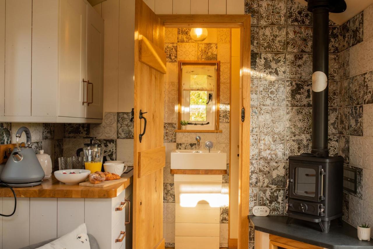 Harrys Hideout - Shepherd'S Huts At Harrys Cottages Pen-y-Clawdd Exteriör bild