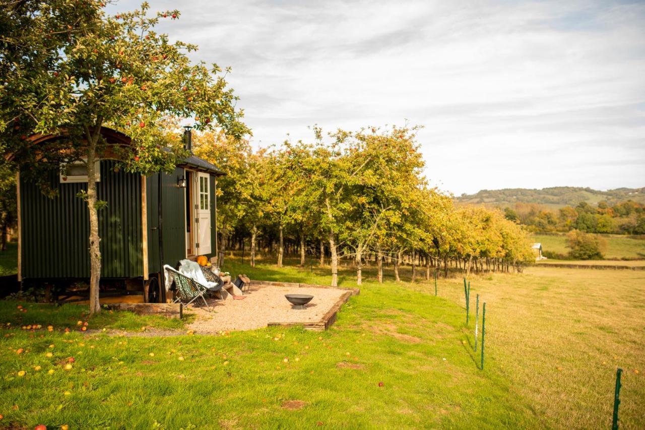 Harrys Hideout - Shepherd'S Huts At Harrys Cottages Pen-y-Clawdd Exteriör bild
