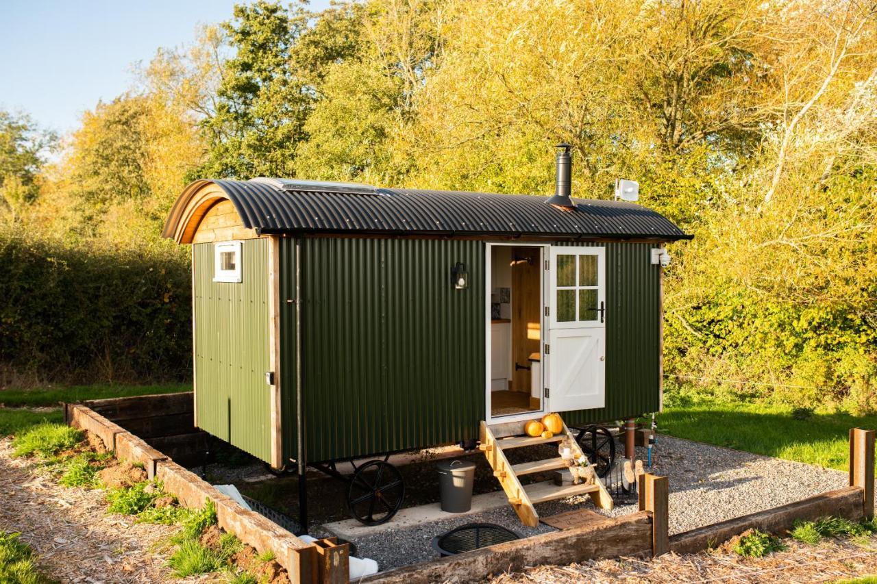 Harrys Hideout - Shepherd'S Huts At Harrys Cottages Pen-y-Clawdd Exteriör bild