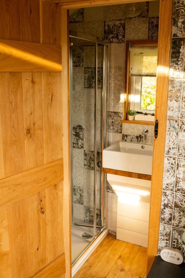 Harrys Hideout - Shepherd'S Huts At Harrys Cottages Pen-y-Clawdd Exteriör bild