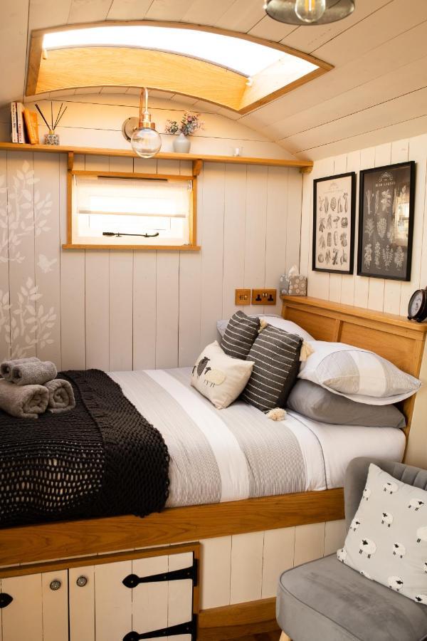 Harrys Hideout - Shepherd'S Huts At Harrys Cottages Pen-y-Clawdd Exteriör bild