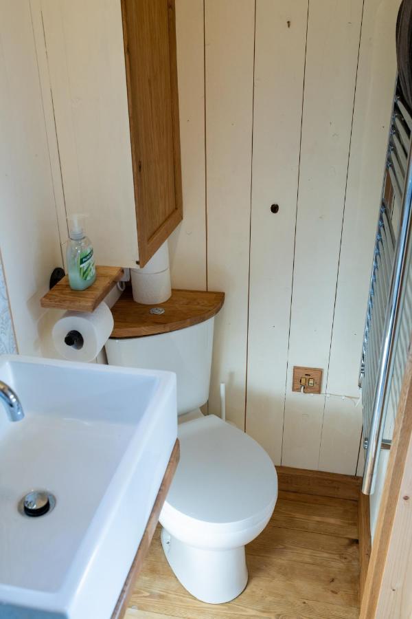 Harrys Hideout - Shepherd'S Huts At Harrys Cottages Pen-y-Clawdd Exteriör bild