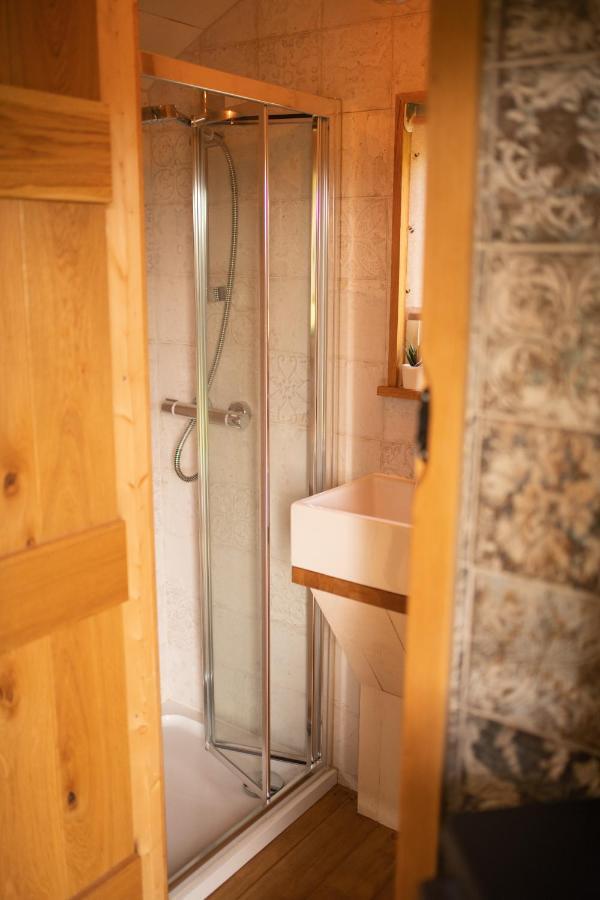 Harrys Hideout - Shepherd'S Huts At Harrys Cottages Pen-y-Clawdd Exteriör bild