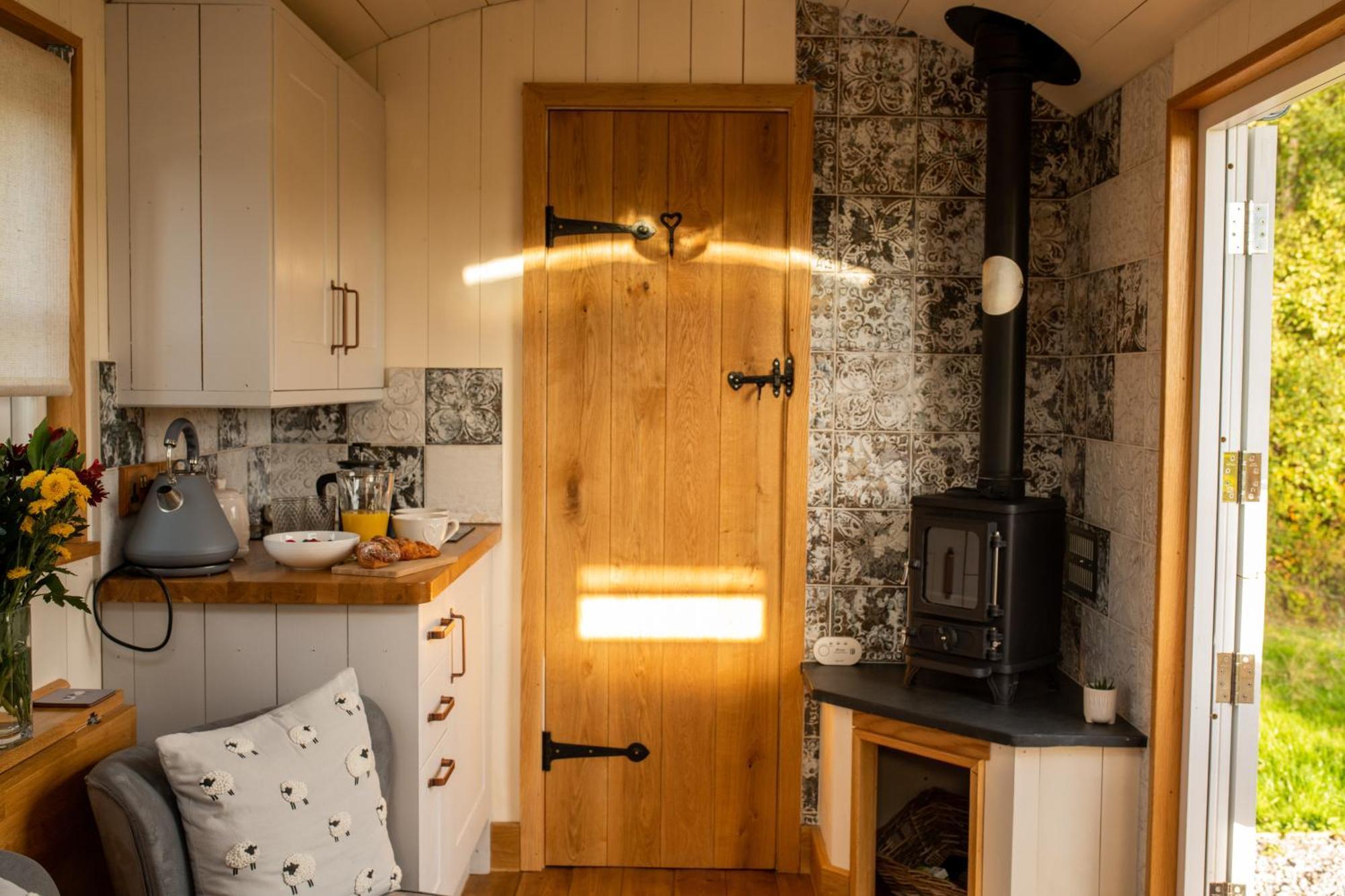 Harrys Hideout - Shepherd'S Huts At Harrys Cottages Pen-y-Clawdd Rum bild
